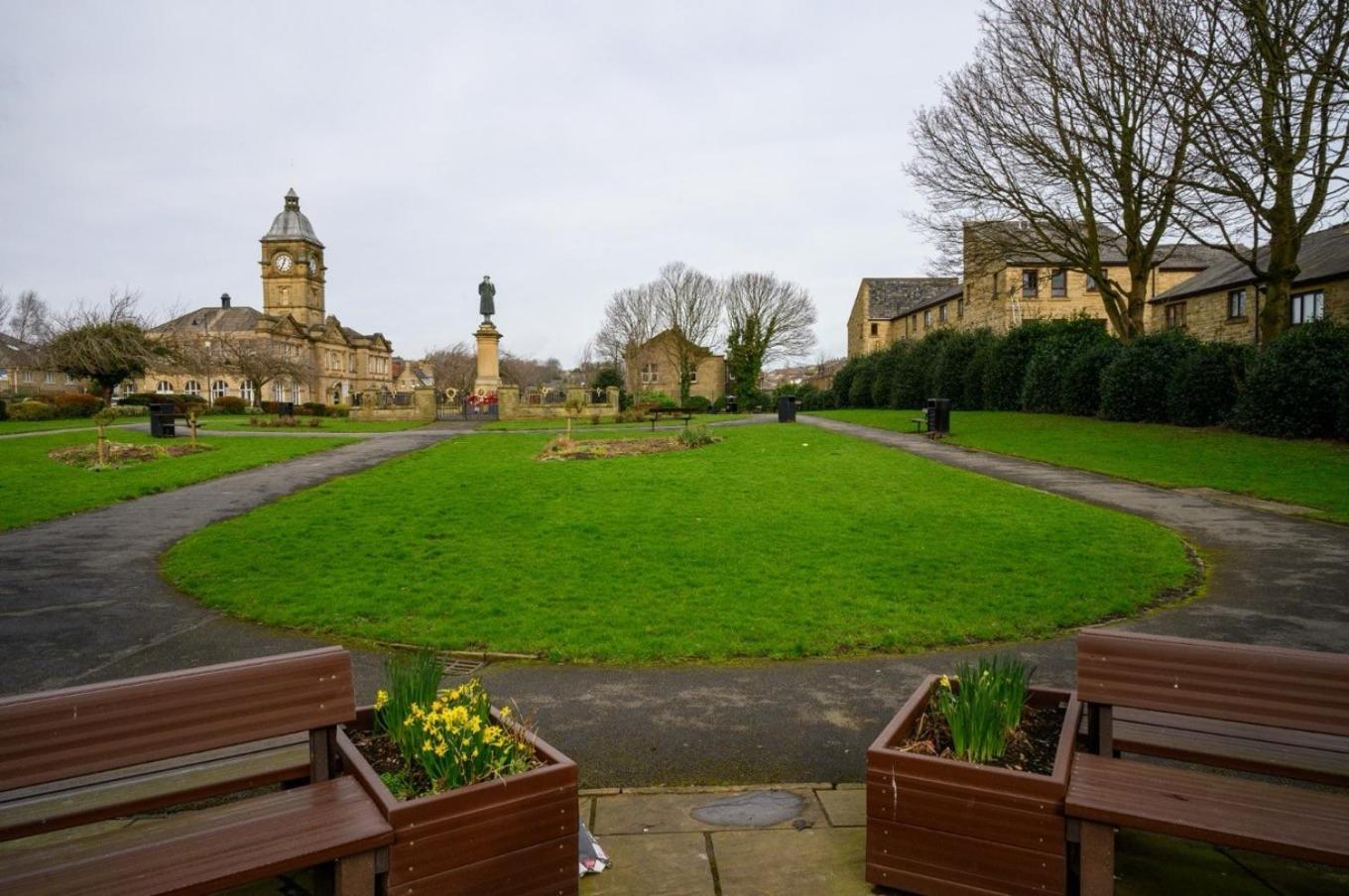 Home In West Yorkshire, Close To Leeds City Center, Sleeps 3! แบทลีย์ ภายนอก รูปภาพ