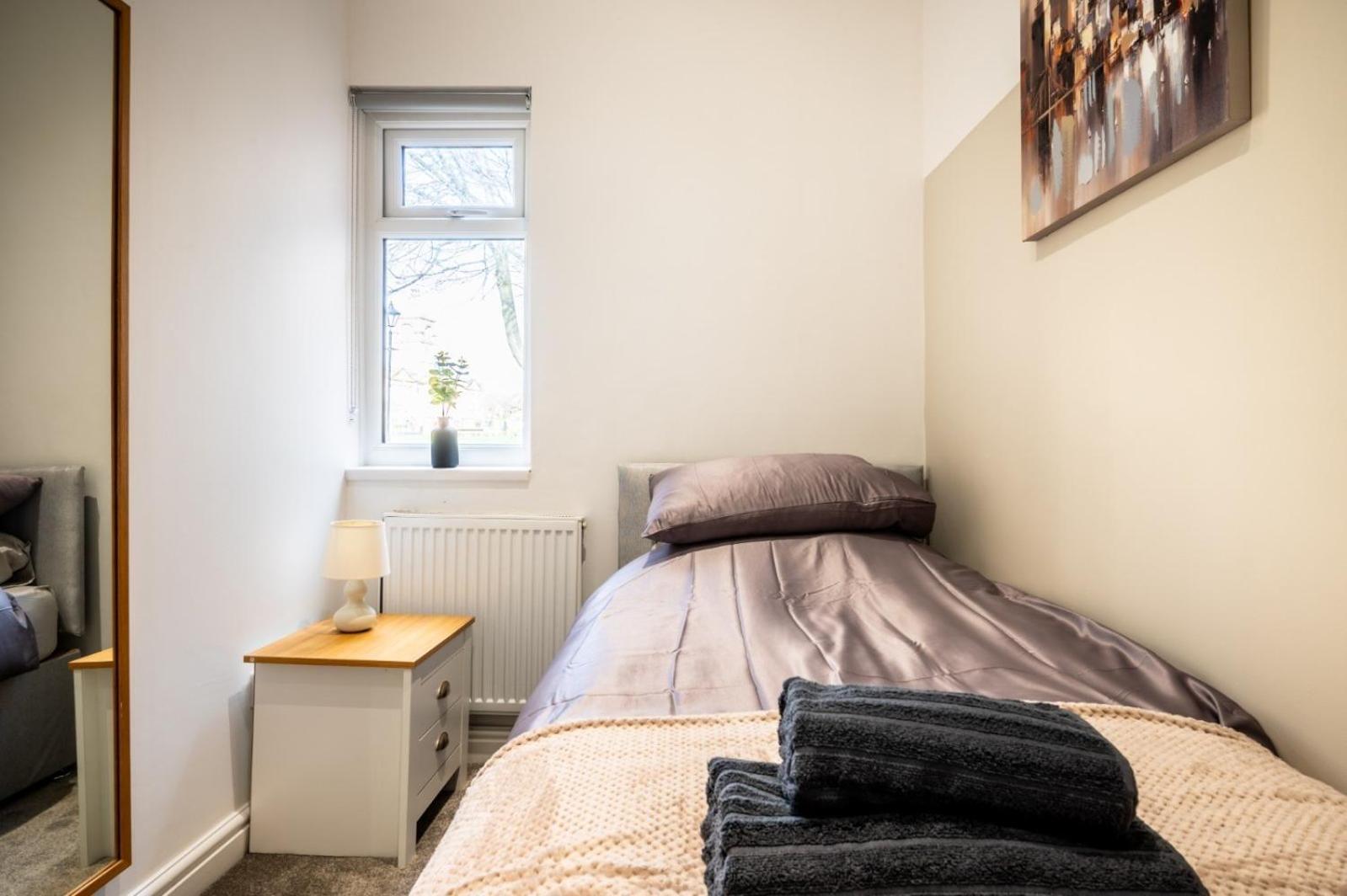 Home In West Yorkshire, Close To Leeds City Center, Sleeps 3! แบทลีย์ ภายนอก รูปภาพ