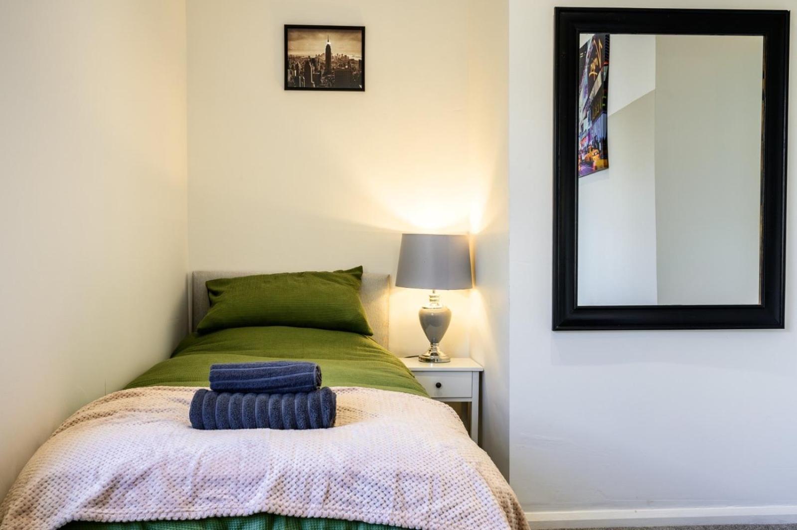 Home In West Yorkshire, Close To Leeds City Center, Sleeps 3! แบทลีย์ ภายนอก รูปภาพ