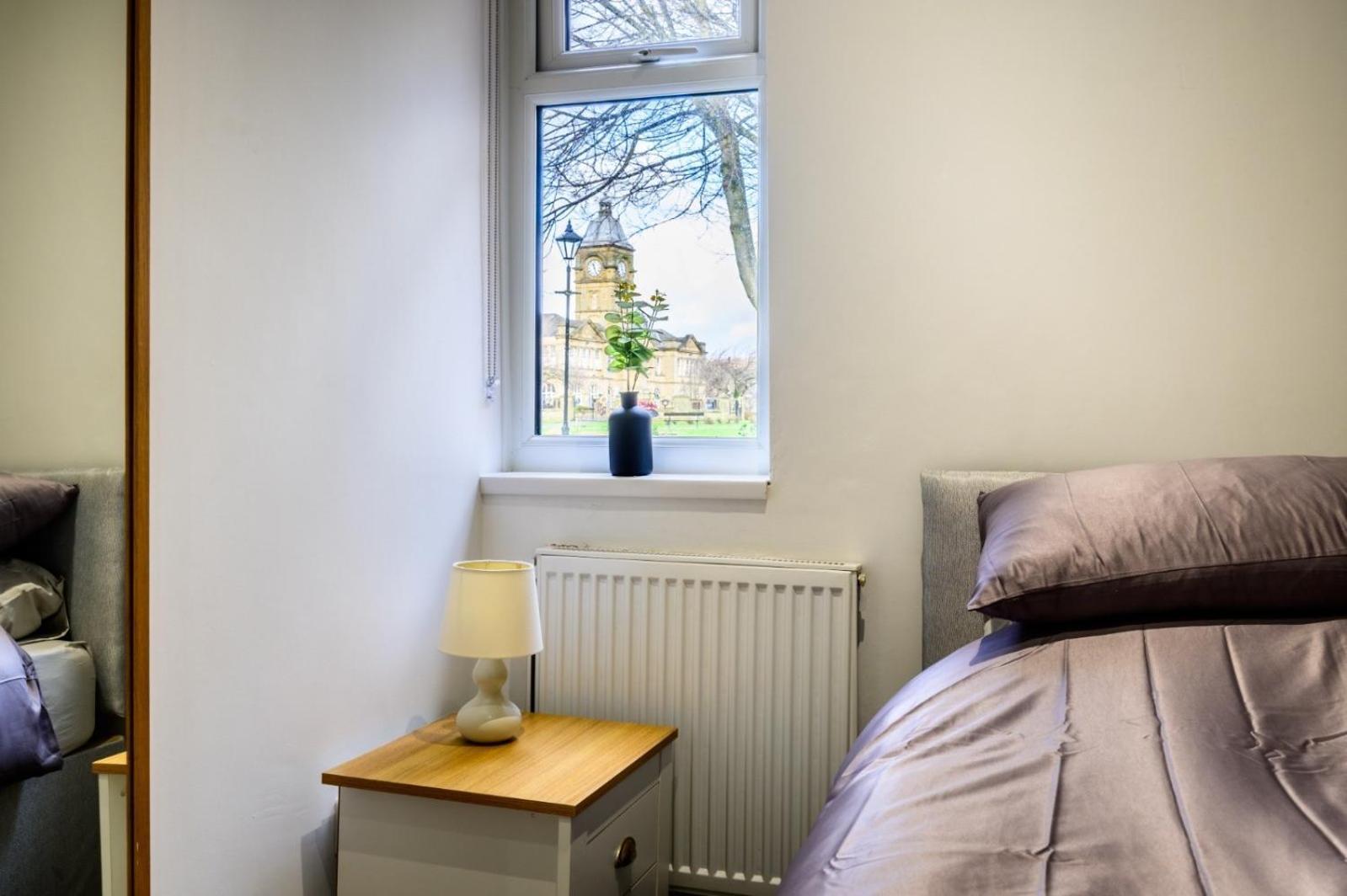 Home In West Yorkshire, Close To Leeds City Center, Sleeps 3! แบทลีย์ ภายนอก รูปภาพ